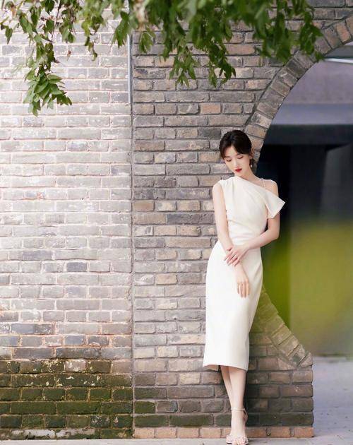 感觉|毛晓彤仿邓丽君造型,白色衬衫配格纹半身裙,浓浓的复古风