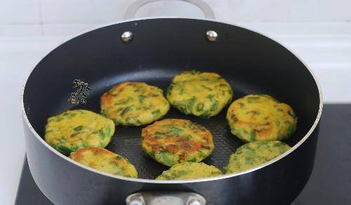 加点|不用早起也能吃到，粗粮发面早餐饼，加点菜叶如此煎，味道真是好