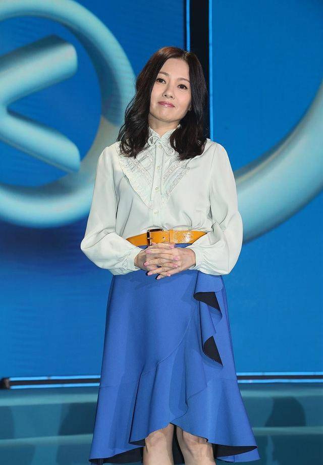 整体|60后李丽珍穿搭完全不输90后，白衬衣配长裙，落落大方温婉动人