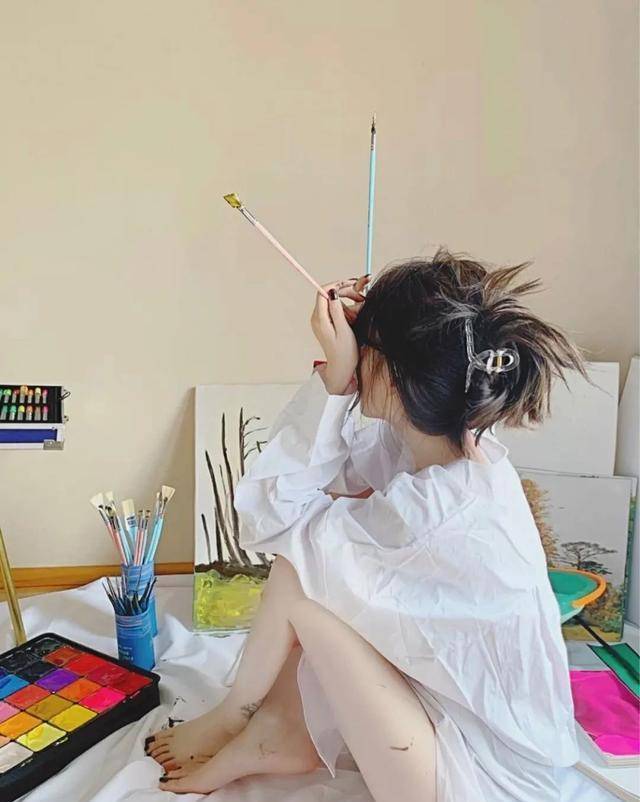 发型|妈妈辈的鲨鱼夹C位出道！一招搞定初秋发型，洋气又时髦