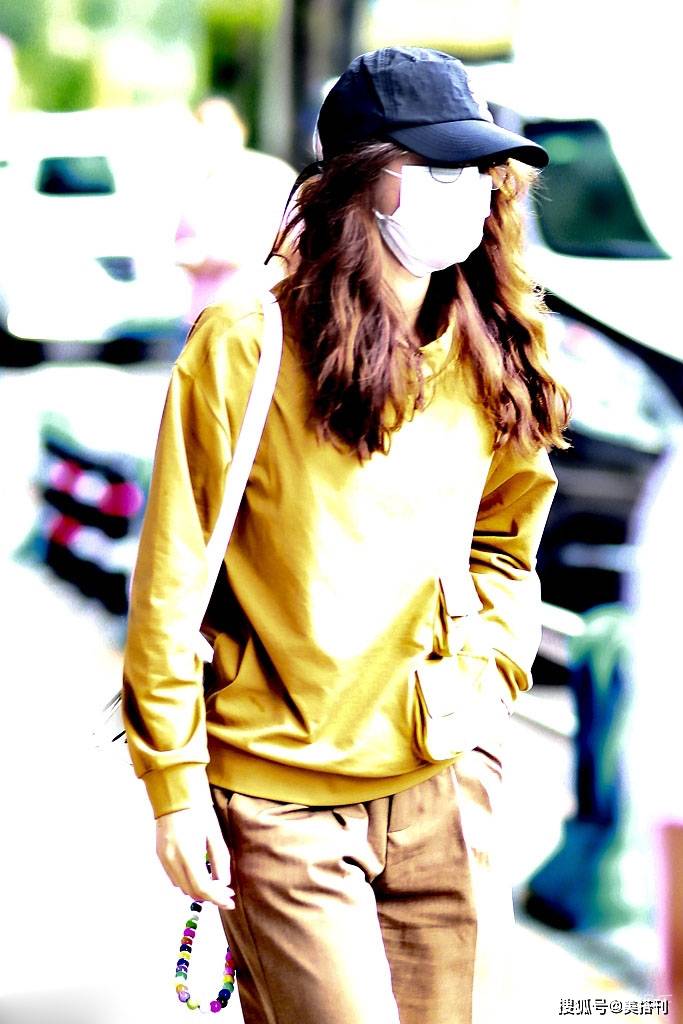 感觉|刘诗诗罕见露面，姜黄色卫衣搭西装短裤，网友：姬圈大佬的既视感