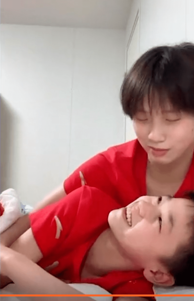 全红婵表白陈芋汐:好爱你呦,亲我一口!乐乐:一把鼻涕一把泪