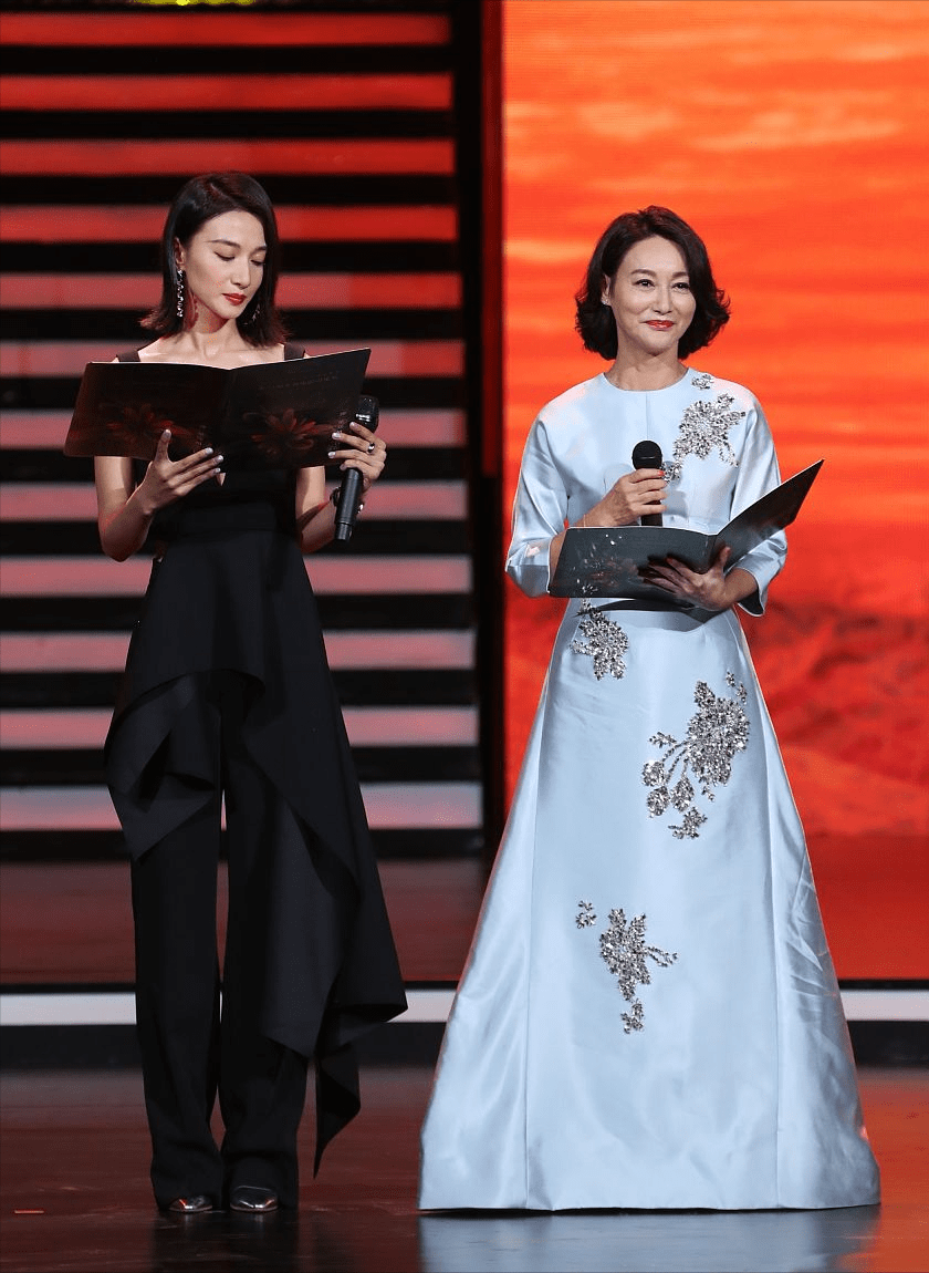 整体|惠英红才是隐藏的穿搭高手,蓝裙高贵优雅显身姿,看着就迷人