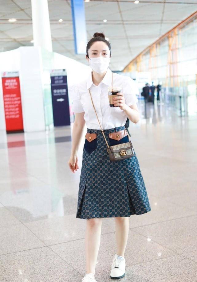 清流|董璇的衣品是娱乐圈中的一股“清流”，衬衫配牛仔裤，却意外时髦