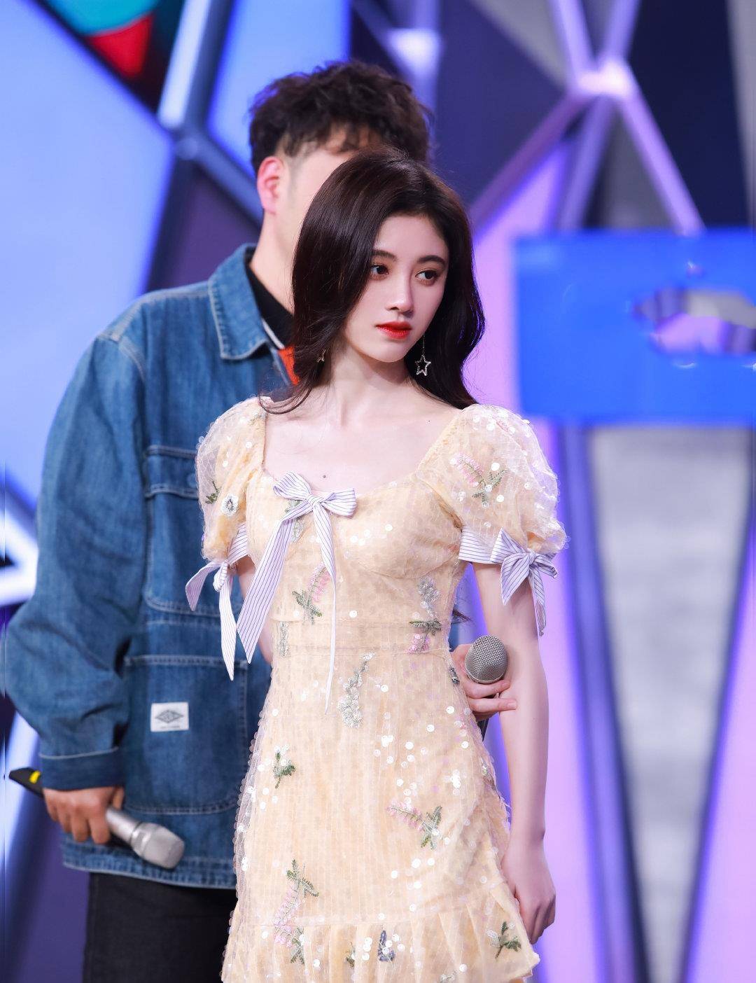 杜海涛|鞠婧祎快乐大本营蒙面出场，下台阶差点摔倒，杜海涛谢娜目瞪口呆