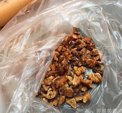 美食|#童年不同样，美食有花样# 核桃芝麻酥饼—小时候的味道