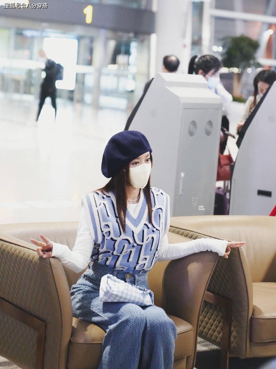 身材|秦岚虽是“阿姨年纪”，穿针织马甲配白T恤甜美温柔，嫩成大学生