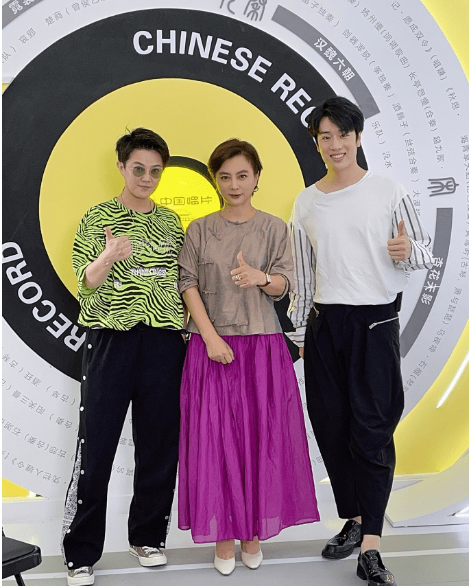 姐弟|李玲玉和儿子同框好像姐弟,活得潇洒率性的女人,多少岁都不显老