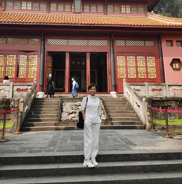 姐弟|李玲玉和儿子同框好像姐弟,活得潇洒率性的女人,多少岁都不显老