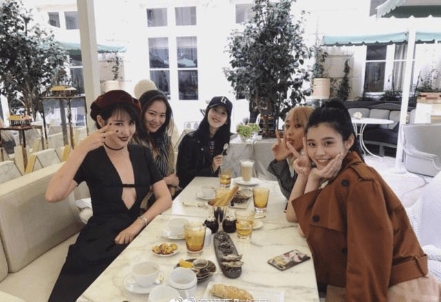 手机|章泽天罕见陪丈夫豪门应酬，居家打扮只顾看手机，似爸爸带着女儿？