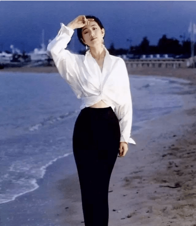 经典|28年前巩俐的“白衬衫＋小黑裤”太经典，周韵靠它也美得惊艳时光