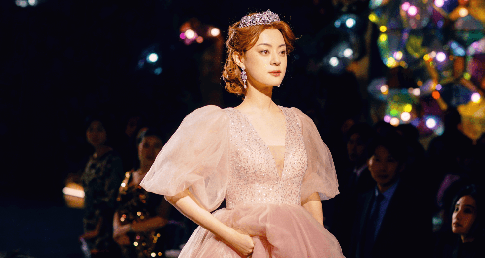 皮夹克|孙俪新剧“豁”出去了,38岁扮小丑女腰细腿长,染彩发像漫画少女