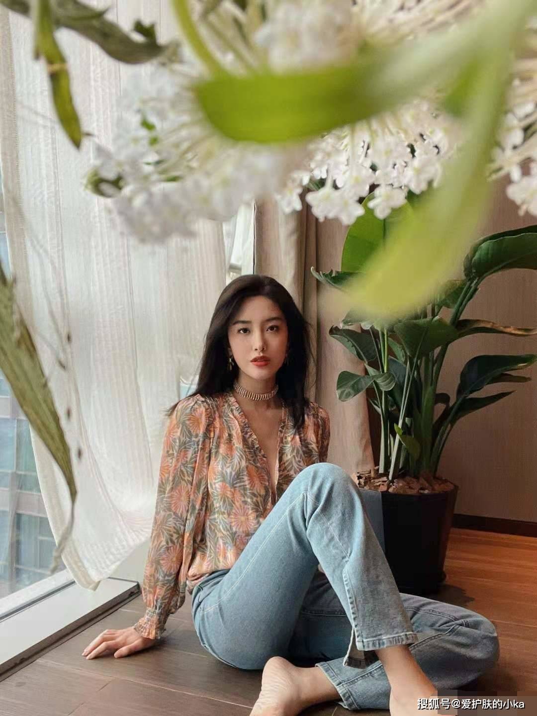 颜色|28岁阔太杨采钰气质真的好，穿连体裤似旗袍，复古风也要配Dior