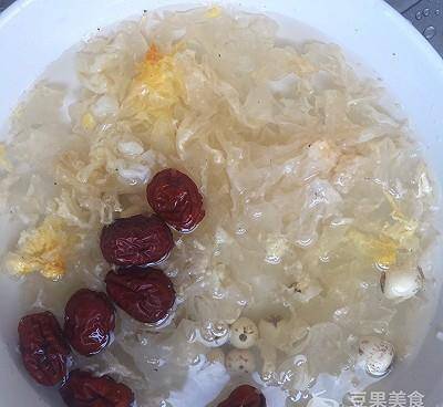 做法|#做道懒人菜，轻松享假期#银耳莲子红枣汤