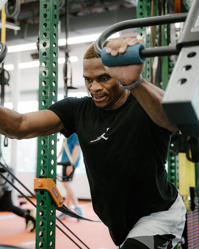 威少最新训练照曝光!全神贯注发型抢眼,湖人晒0号球衣:快来了