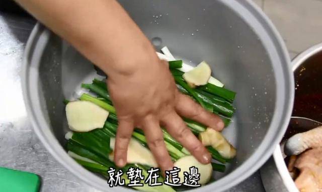 因为|把1整只鸡扔电饭锅内，不放油不放水，出锅比烧鸡还好吃，太香了