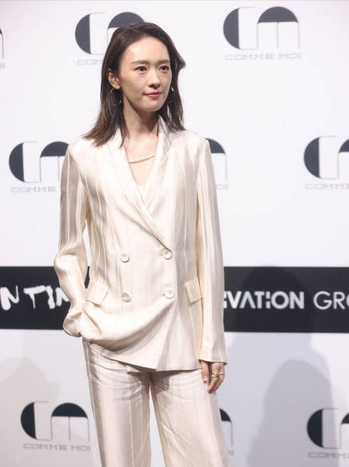 眼袋|吕燕品牌秀众星助阵,嘉玲胡兵同框童瑶眼袋抢镜,她穿50元国货!