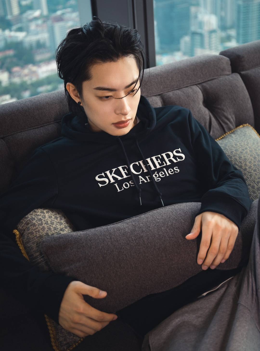 卫衣|木子洋最新活动造型，身穿黑色卫衣搭配灰色运动裤，梳起大背头，随手拍即画报