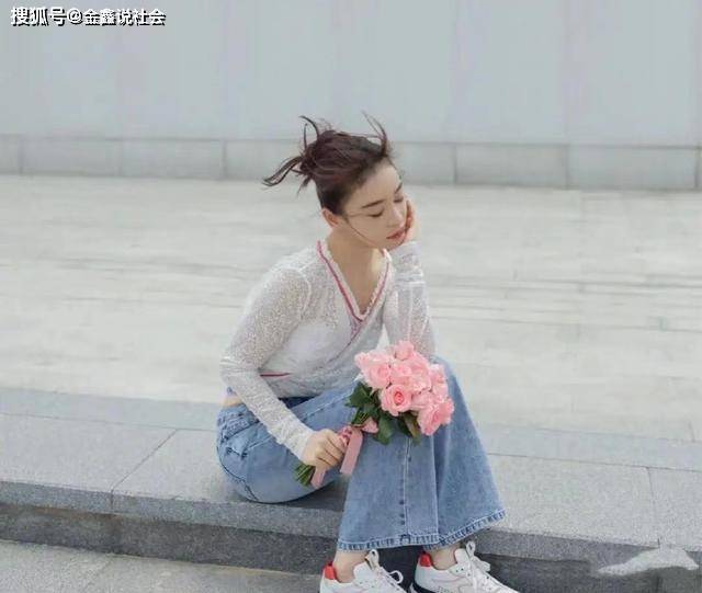 身材|袁姗姗秀身材太刻意，穿“蚊帐衣”又薄又透，白色打底都显了出来
