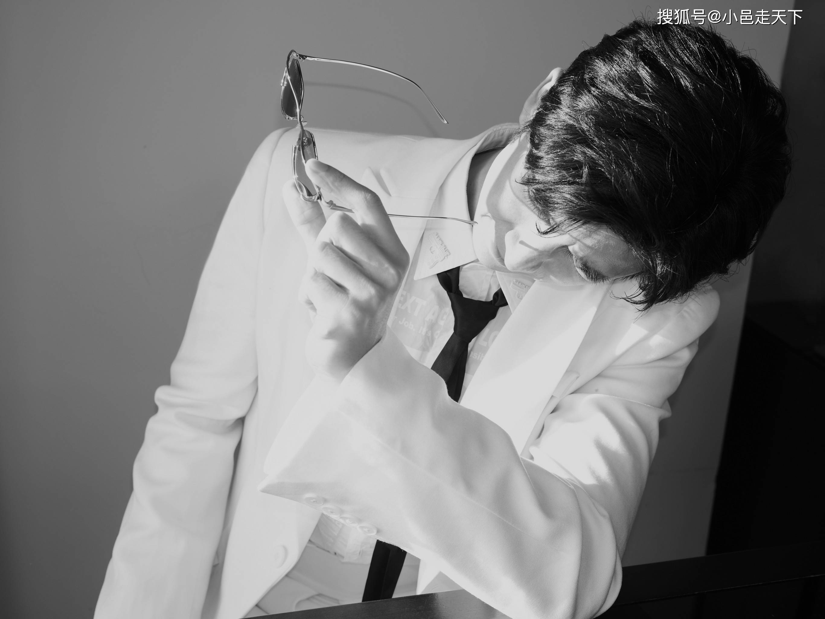 张云龙白色西装帅气写真