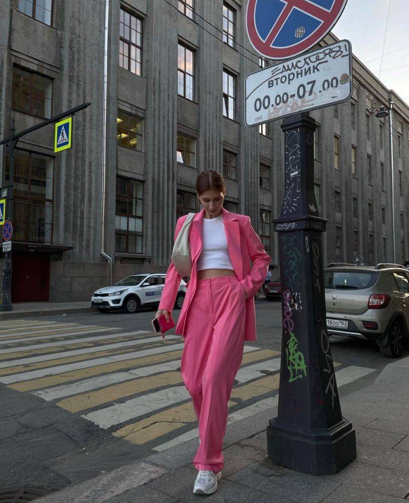 黑色|原来张雨绮也能变“柔美”，34岁穿粉裙温婉清新，越看越有贵气范