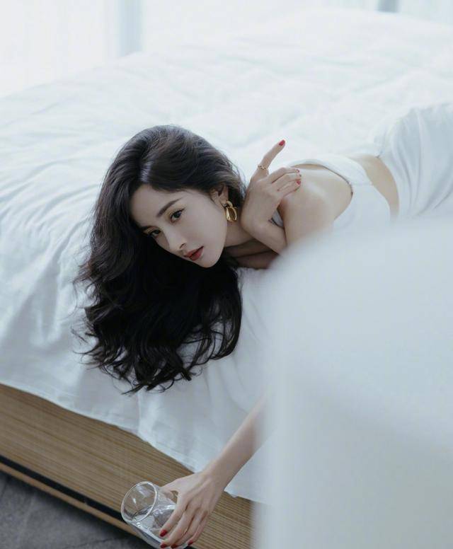杨幂|又被杨幂惊艳到了，穿“断层”白裙露一截腰，还开高叉秀腿绝了