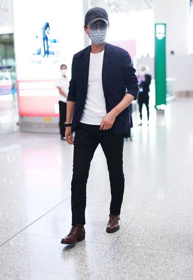 魅力|靳东打造经典造型，西装+白T一样很时髦，这样穿尽显型男气质