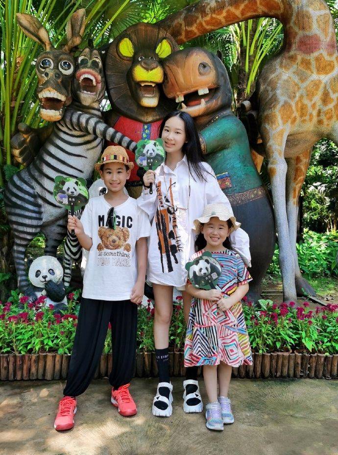 厚底|赵文卓妻女出游大女儿最抢镜，才14岁腿细又长，像开了拉长滤镜