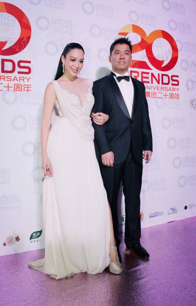 女神|钟丽缇人美又敢穿,一袭白色连衣裙高级精致,时髦利落太有范儿