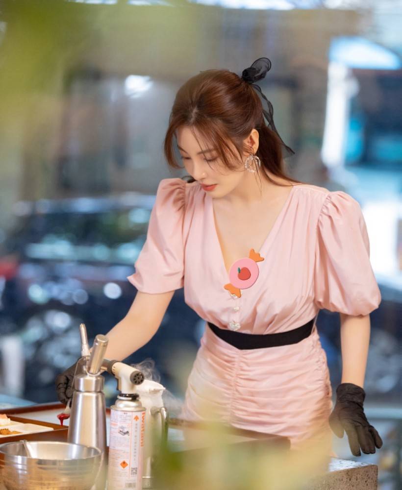 黑色|原来张雨绮也能变“柔美”，34岁穿粉裙温婉清新，越看越有贵气范