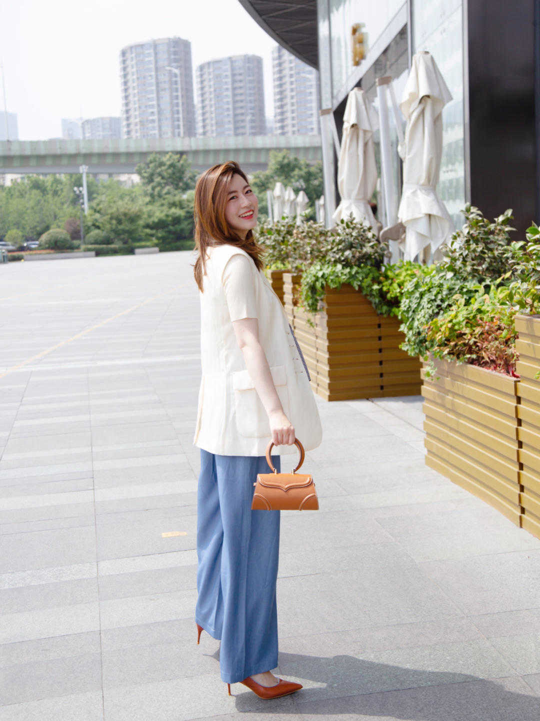 条纹|早秋，“阔腿裤”的高级穿法是这样的，搭配衬衫利落又时髦