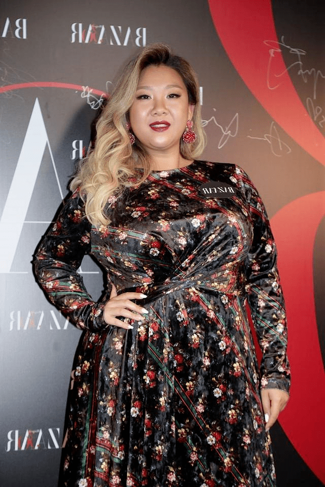 整体|180斤的郑欣宜美得惊艳！穿印花连衣裙配长卷发，简直是大码超模