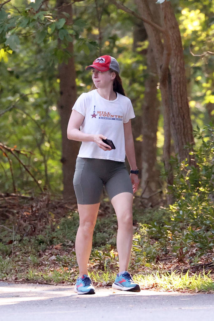 原创希拉里和女儿都变成胖大妈一个大象腿似千斤重一个水桶腰抢镜