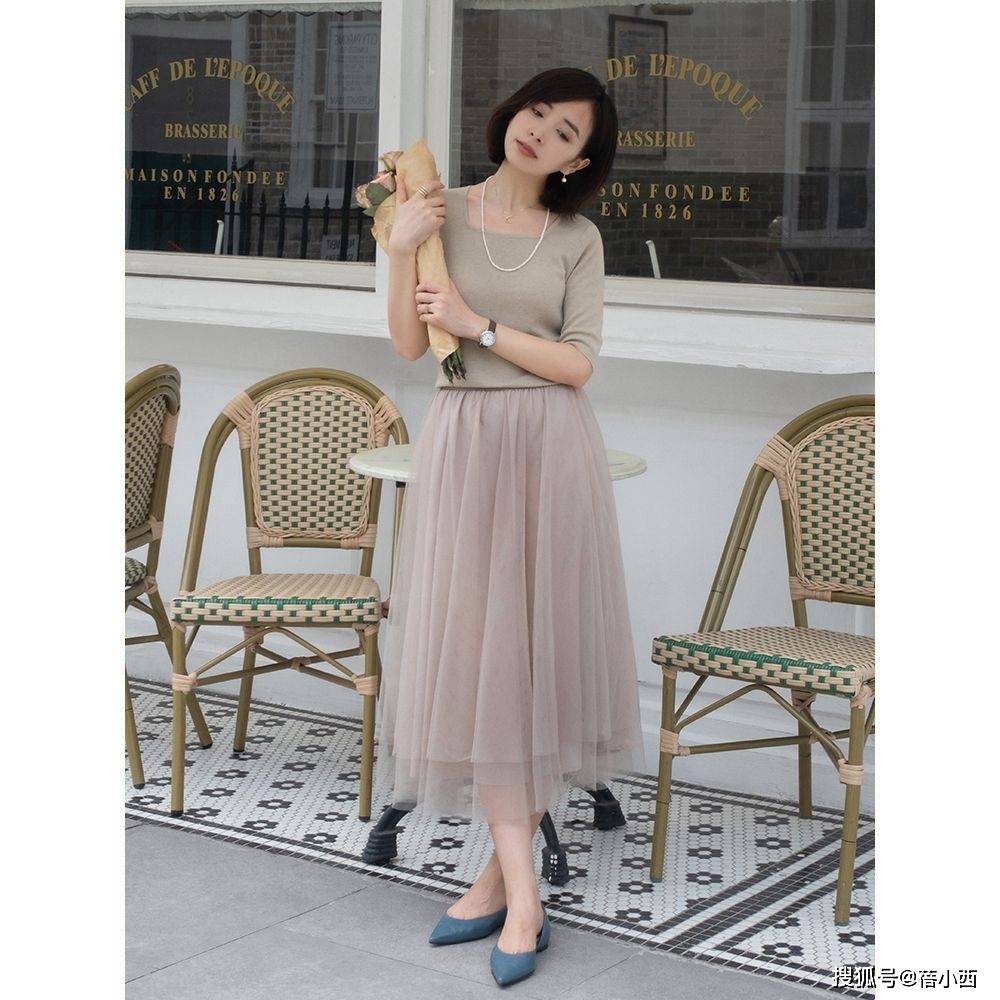 首选|见过世面的女人,入秋第1套穿搭首选“高跟鞋+半身裙”,高级优雅