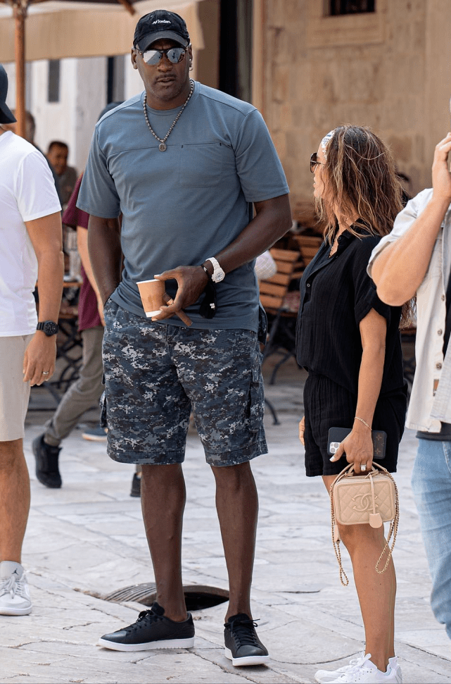 瓦妮莎|58岁乔丹夫妇度假太养眼！依然像小伙子，42岁娇妻穿一身黑好显嫩