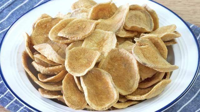 怎么晒干土豆片来炸 a86ed911fdc248c3a63f20c1947bf810.jpeg