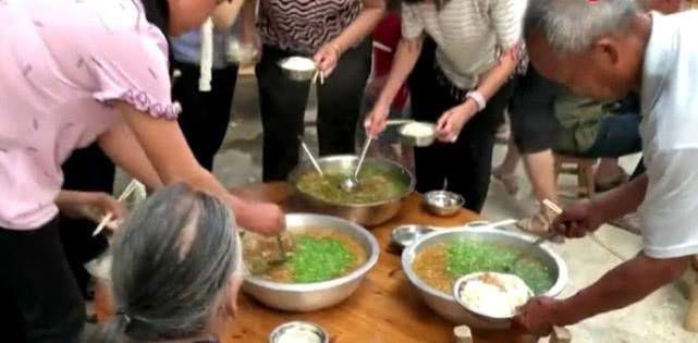 什么|河南农村酒席早餐吃什么，一次煮一锅，端上桌全村人闻着香味来吃