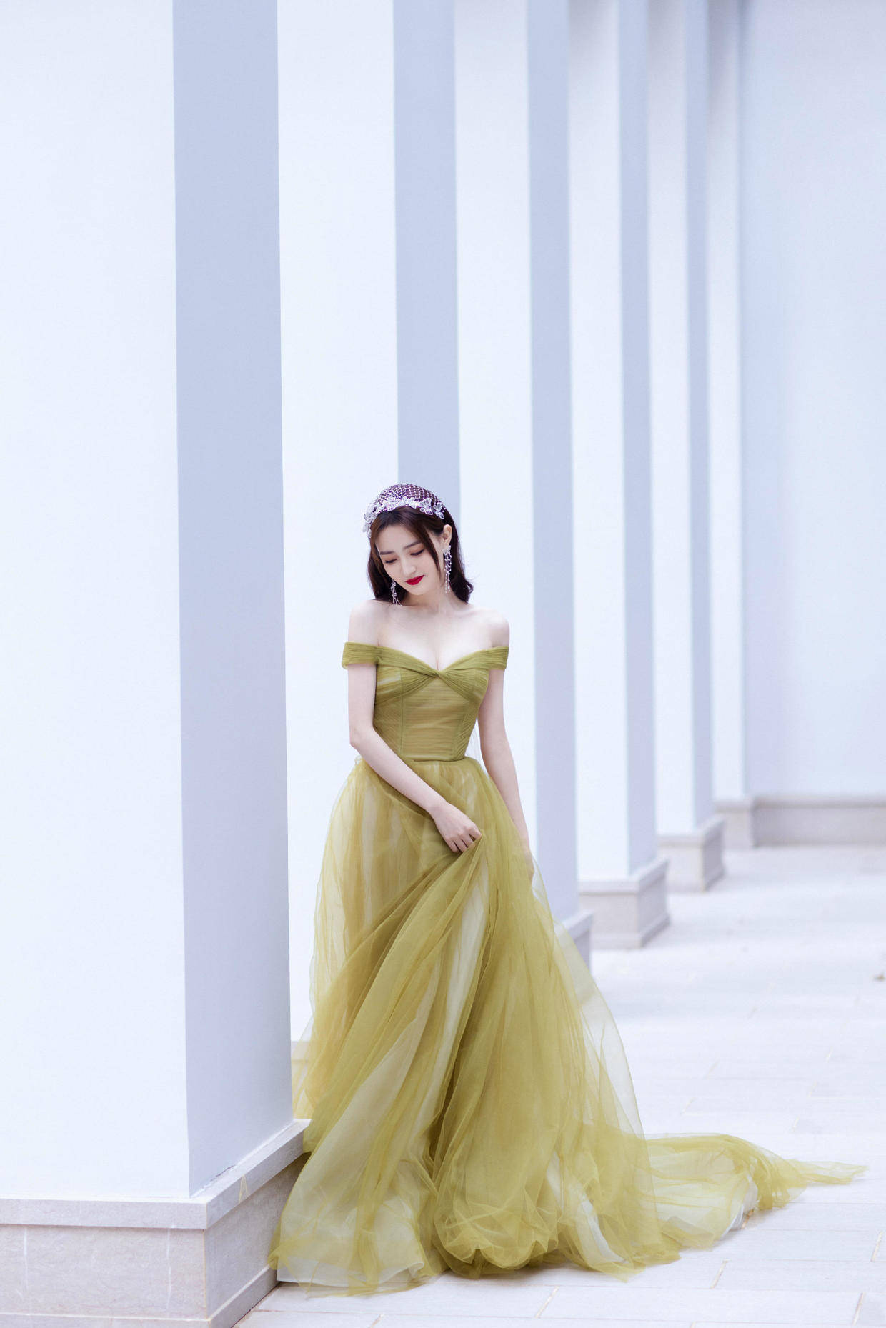 米黄色|徐璐的机场穿搭真亮眼,一件米黄色西服搭配白色短裤,秀出大长腿