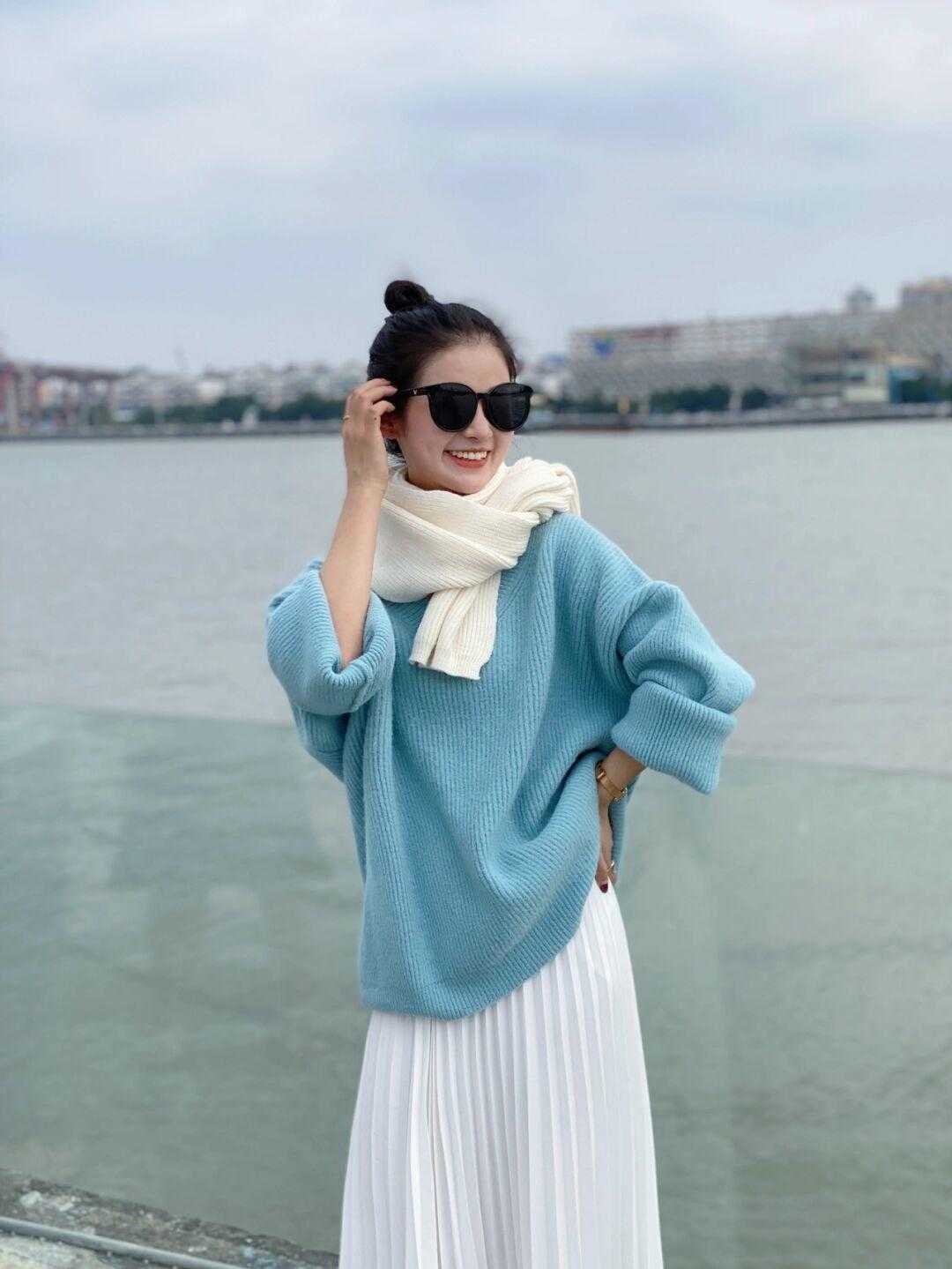 毛衣|25、35岁的女性穿衣不要太花哨，建议几个基础款，提高气质与颜值