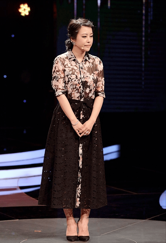 身材|郝蕾是阿姨圈顶流!印花衬衫搭半身裙高级洋气,她掌握了穿搭密码