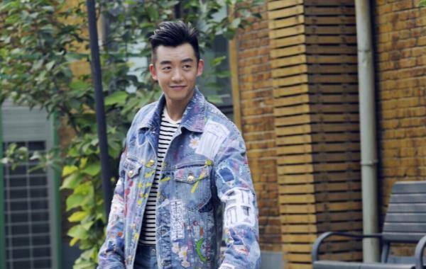 动态|郑恺有多输不起？当众甩脸惹哭华晨宇，被撕名牌后怒摔外套