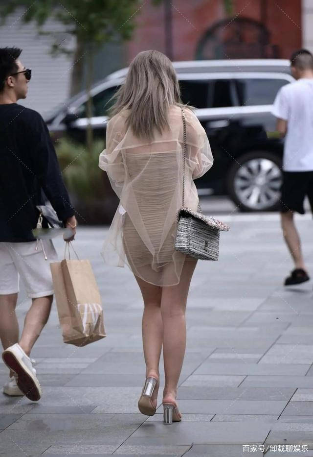 卫衣|深蓝色不规则镂空包臀裙，镂空的设计让人眼前一亮