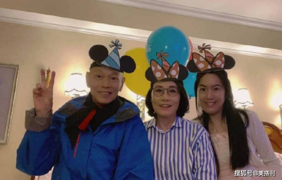 保养|74岁汪明荃气质不一般，“病号服”穿出高级感，网友：保养得真好