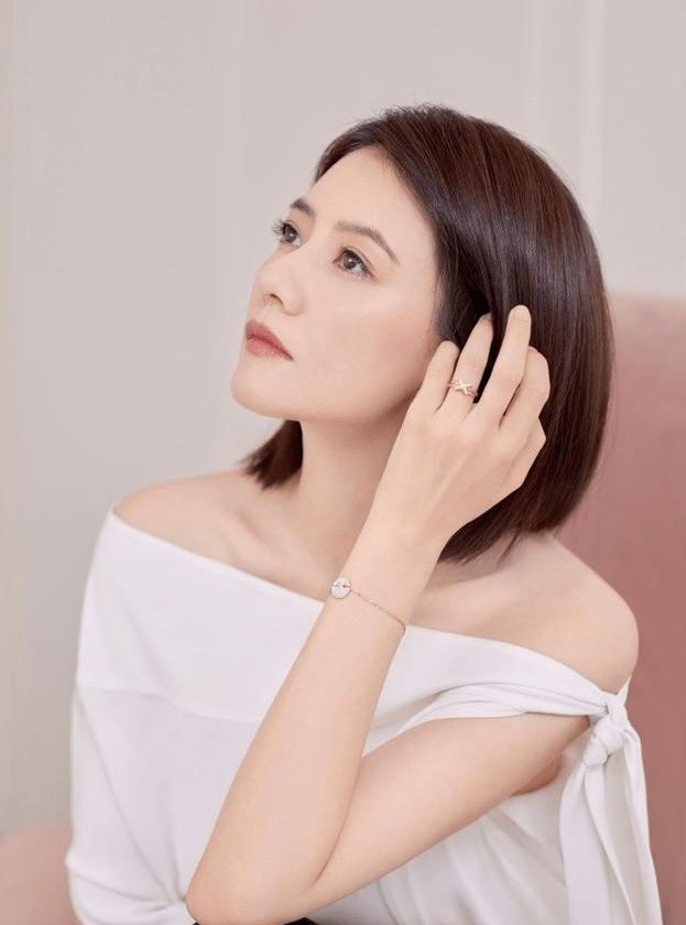 设计|高圆圆也有了“中年味道”，生图下法令纹明显，幸好女神气质还在