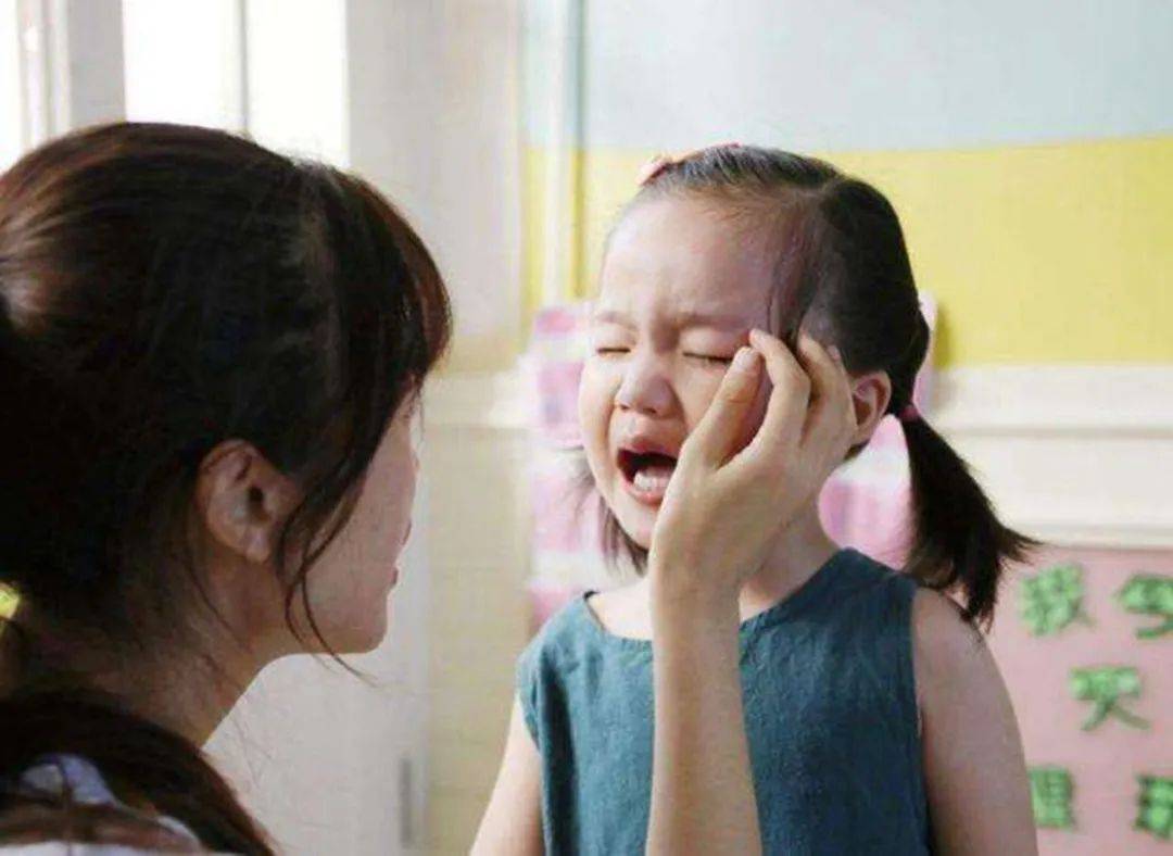 什么|当孩子哭闹不愿意去幼儿园时,家长要明白什么该说,什么不该说