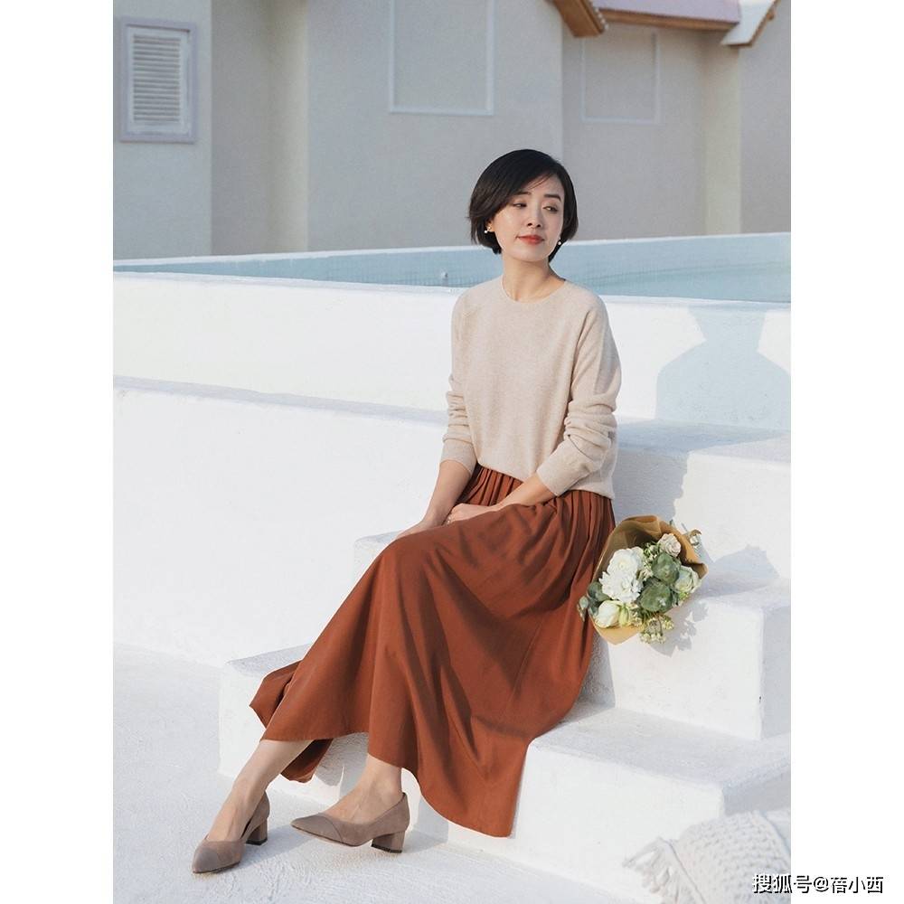 首选|见过世面的女人,入秋第1套穿搭首选“高跟鞋+半身裙”,高级优雅