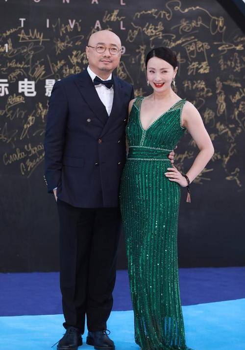 整体|陶虹贵妇气质开挂,奔五的年纪这样穿“太客气”,拼色搭配太唯美