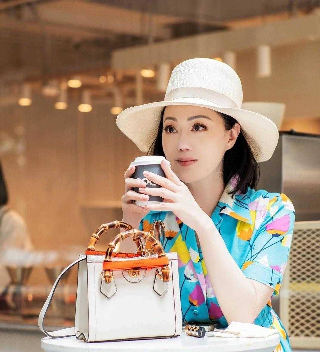 色彩|章小蕙骨子里的“贵族”气质，穿印花连衣裙优雅贵气，美翻了