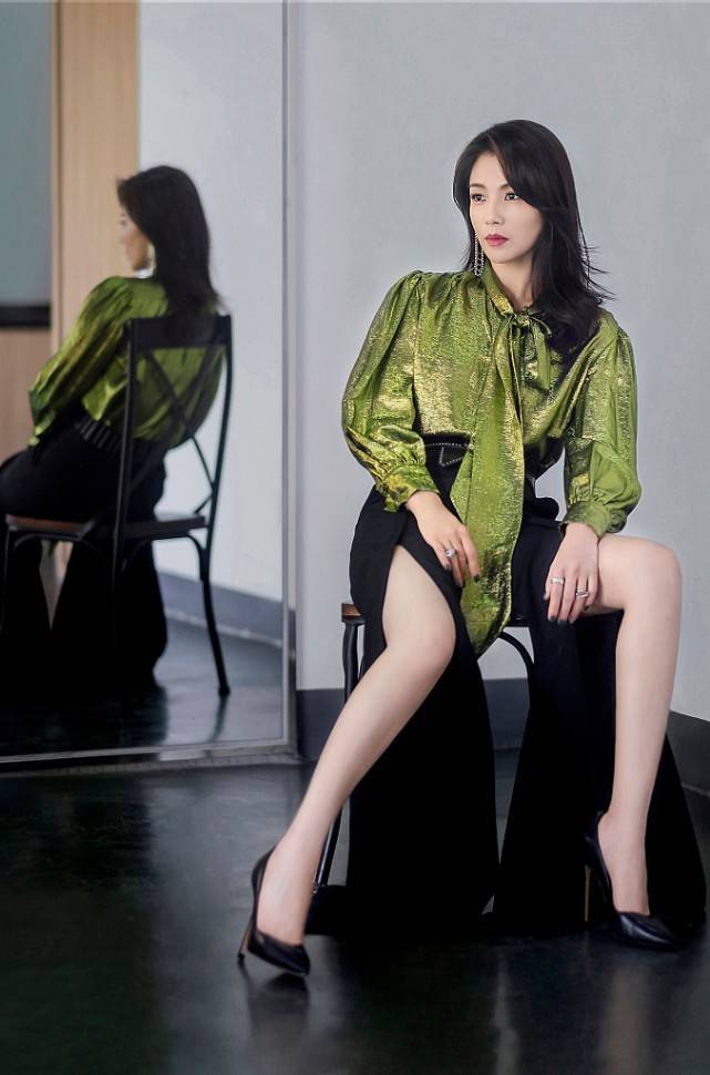 黑色|《披荆斩棘的哥哥》新主持人刘涛气场全开，开叉长裤抢镜，有韵味