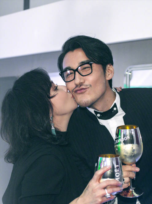 眼袋|吕燕品牌秀众星助阵,嘉玲胡兵同框童瑶眼袋抢镜,她穿50元国货!